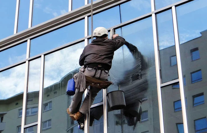 un agent de vitre en plein travail de nettoyage de vitre