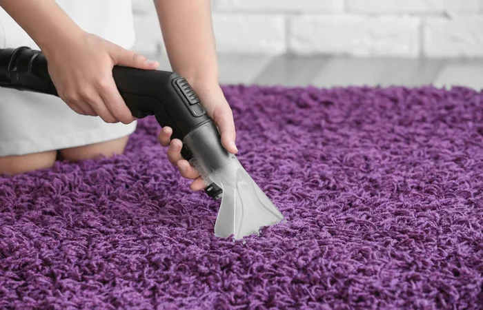 nettoyage de moquette Un agence qui nettoie une moquette avec une marchine