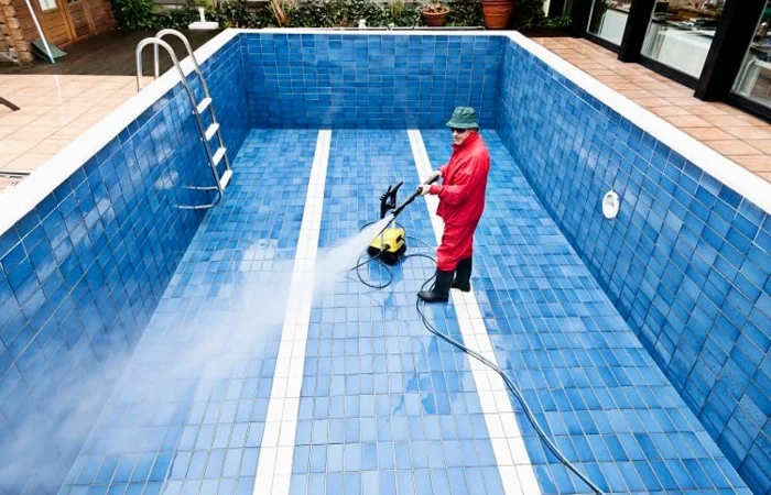 un homme en plein travaux de piscine